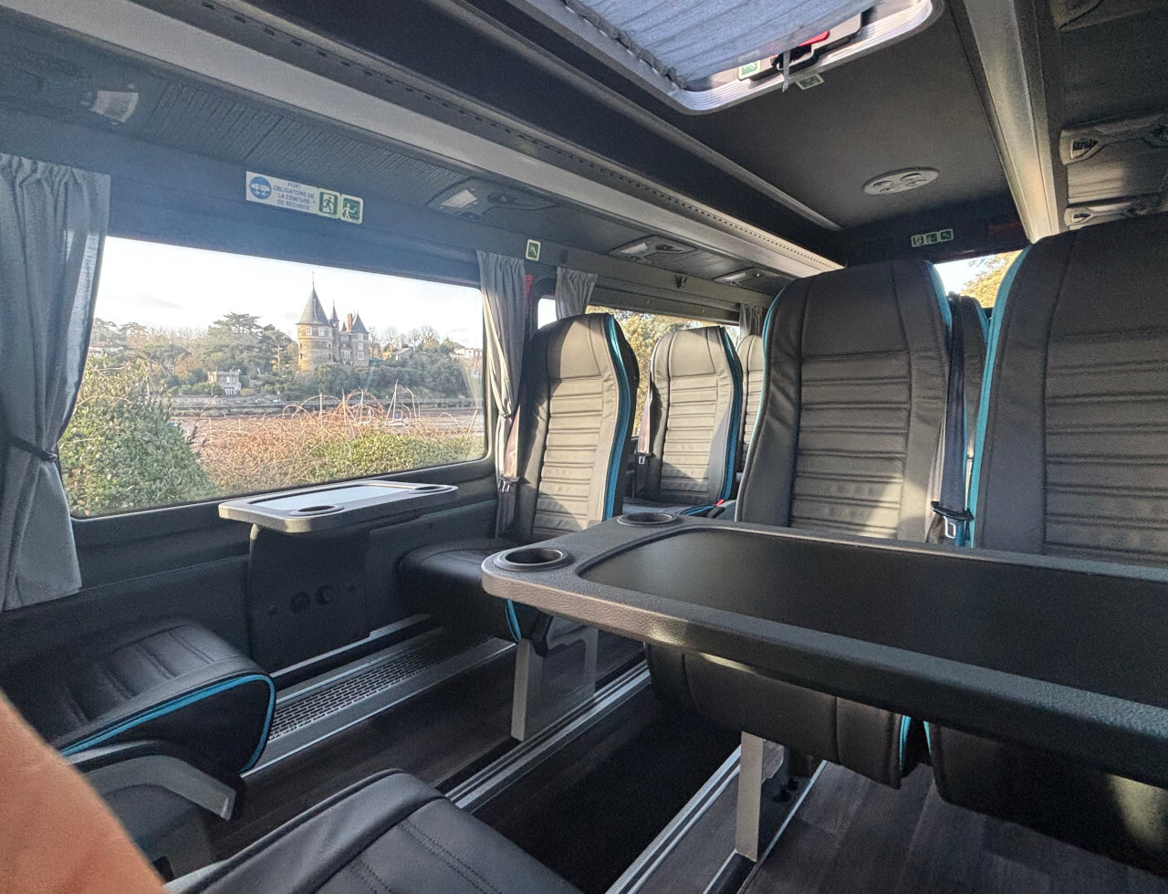 Intérieur de bus avec château en vue
